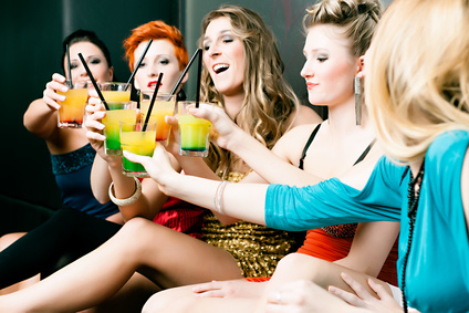 Frauen in einem Club oder Disco mit Cocktails
